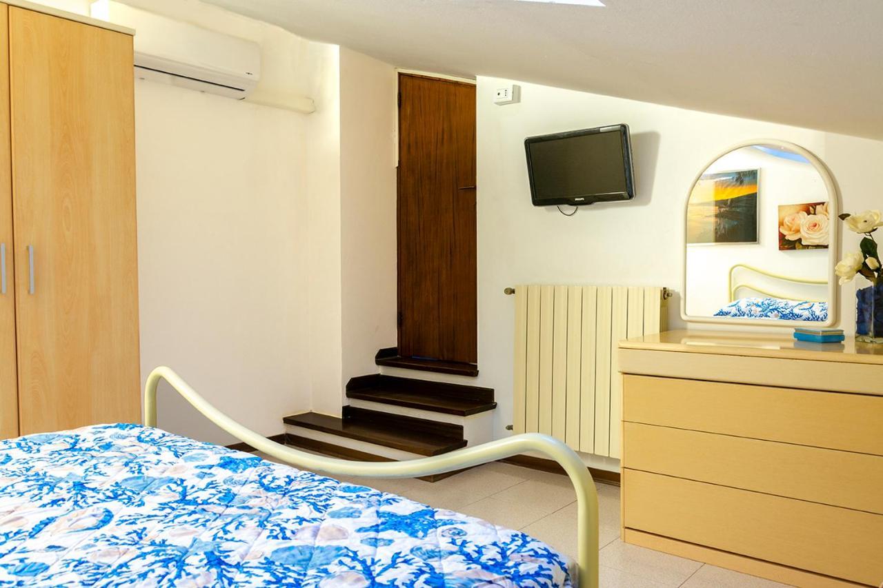 Appartamenti La Casina 阿祖罗港 外观 照片